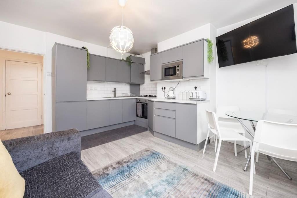 Modernised 3 Bed Pad Near Trendy Shoreditch Ground Floor With Balcony Londra