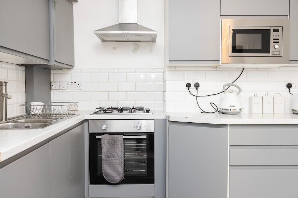 Modernised 3 Bed Pad Near Trendy Shoreditch Ground Floor With Balcony * Londra